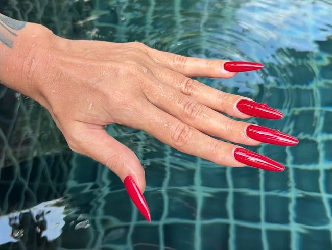 Download: juliadomaina - Lange ROTE Nägel und lange Finger im Schwimmbad