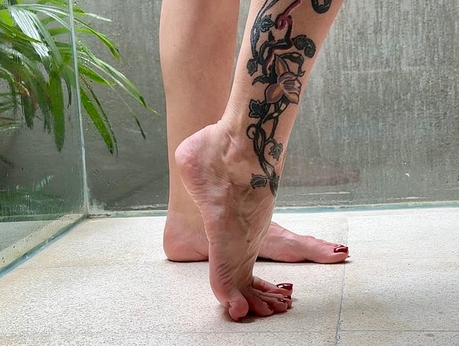 Download: juliadomaina - Lange Zehen und nackte große Füße, Zehenwackeln und Zehenspreizen, rote Zehennägel