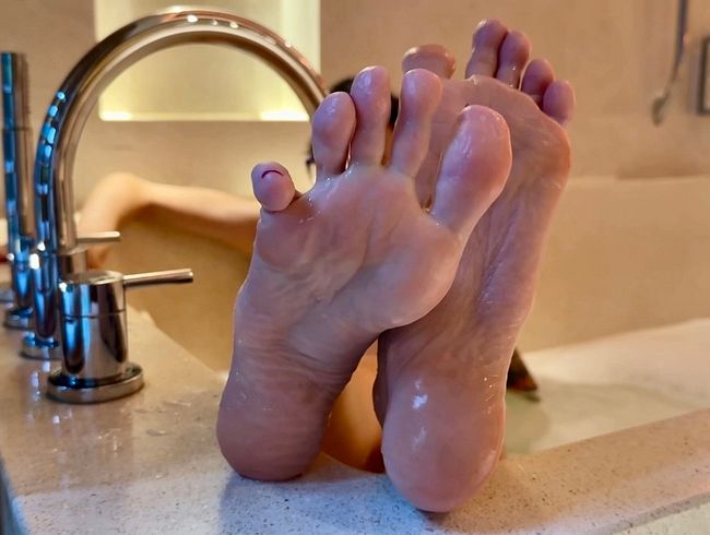 Download: juliadomaina - Meine rosa Sohlen in einer Wanne, nackte Füße mit langen Zehen, nasse, faltige Sohlen