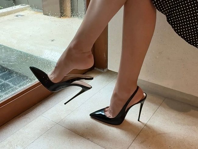 Download: juliadomaina - Schwarze klassische Stiletto High Heels ohne Fersenkappe, 12 cm Absätze bei mir und in einer tropischen Villa