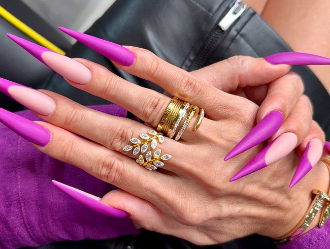 Download: juliadomaina - Neue lila Farbe Lange Nägel, scharfe Stilettos, Handflächen, Hände Anbetung, lila Bluse und Lederrock
