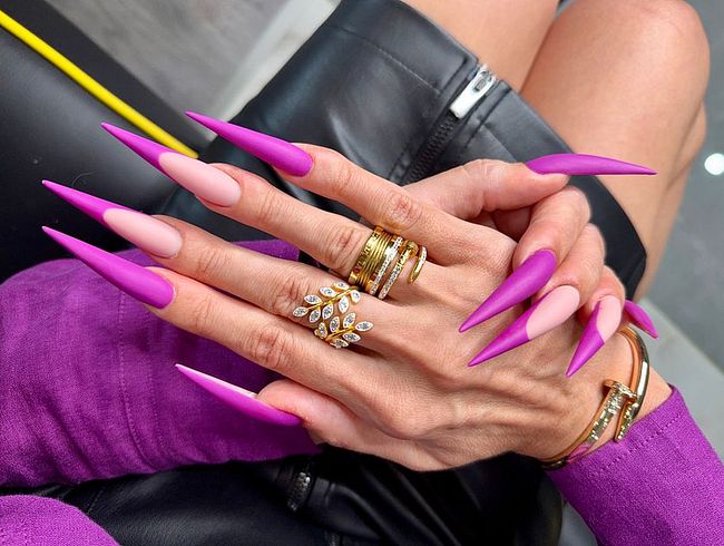 Download: juliadomaina - Neue lila Farbe Lange Nägel, scharfe Stilettos, Handflächen, Hände Anbetung, lila Bluse und Lederrock