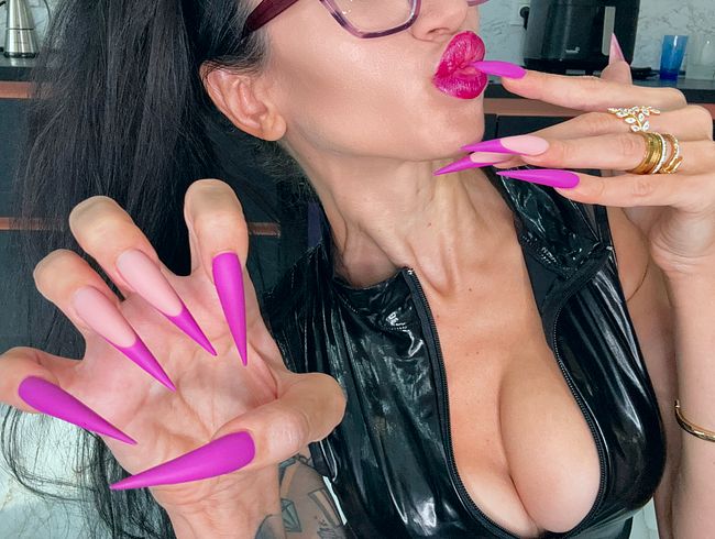 Download: juliadomaina - Neue lila Farbe Lange Nägel, scharfe Stilettos, Handflächen, Handjobs mit Spucke, schwarzes PVC auf mir
