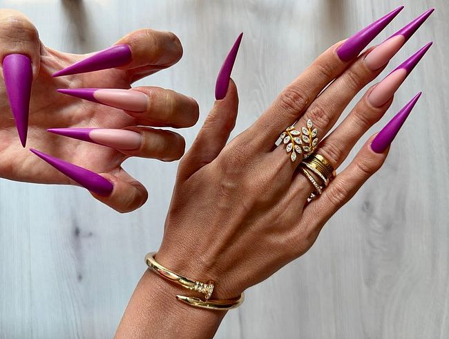 Download: juliadomaina - Neue lila Farbe Lange Nägel, scharfe Stilettos, Handflächen und lange Finger