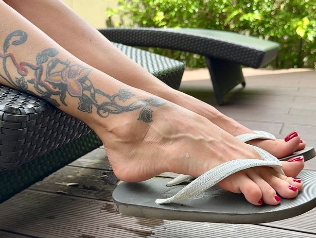 Download: juliadomaina - Neue Flip-Flops an meinen hübschen Füßen mit langen Zehen im Freien, rot lackierte Fußnägel