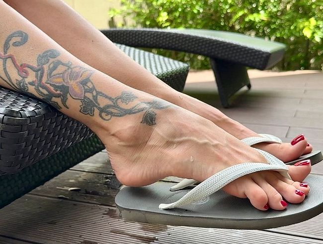 Download: juliadomaina - Neue Flip-Flops an meinen hübschen Füßen mit langen Zehen im Freien, rot lackierte Fußnägel