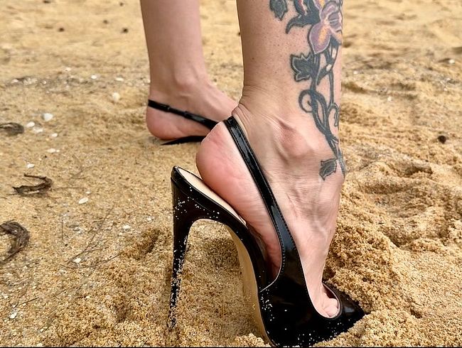 Download: juliadomaina - Schwarze klassische Stiletto High Heels ohne Fersenkappe, 12 cm Absatz an mir und am Strand, im Sand