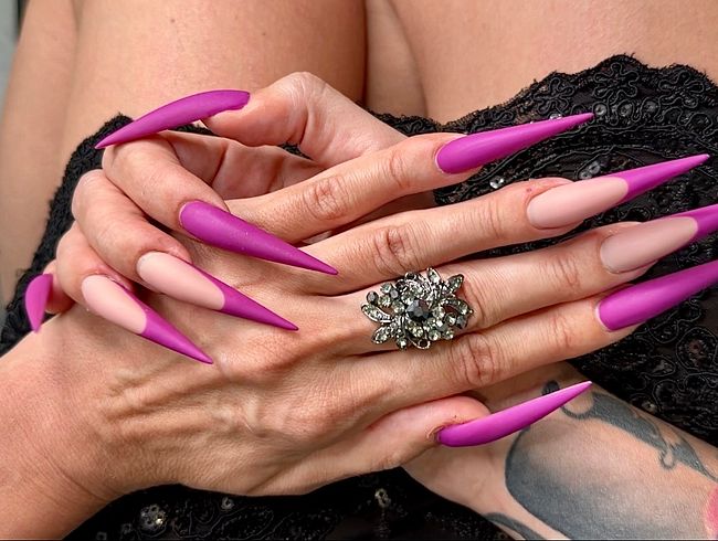 Download: juliadomaina - Neue lila Farbe Lange Nägel, scharfe Stilettos, Handflächen, lange Finger und Hände Anbetung, schwarzes Kleid auf