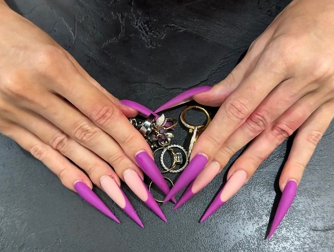 Download: juliadomaina - Schmuckfetisch, probiere meine Ringe an meiner neuen lila Farbe an. Lange Nägel, scharfe Stilettos