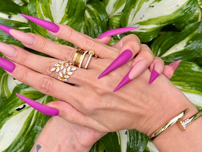 Download: juliadomaina - Neue lila Farbe Lange Nägel, scharfe Stilettos, Handflächen, lange Finger im Garten mit Blumen