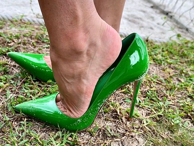 Download: juliadomaina - Neue klassische Stiletto High Heels, 12 cm Absätze an mir und im Sand und Garten, Gras, Straße