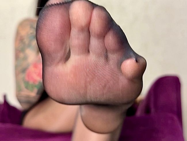 Download: juliadomaina - Schwarze Strumpfhose an, Füße mit langen Zehen und Sohlen eingespritzt
