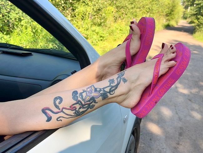 Download: juliadomaina - Rosa Flip-Flops an meinen hübschen Füßen mit langen Zehen im Freien, auf der Straße, im Gras, im Auto, rot lackierte Zehennägel