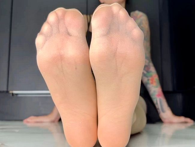 Download: juliadomaina - Strumpfhosensohlen, braune Strumpfhosen an mir, lange Zehen und große Füße