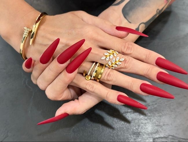 Download: juliadomaina - ROTE matte Farbe Lange Nägel, Handflächen und lange Finger breit