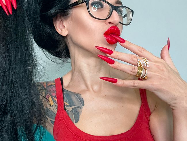 Download: juliadomaina - ROTE matte Farbe. Lange Nägel, Krallen, lange, flexible Finger, breite Handflächen, kratzende Haut, roter Lippenstift