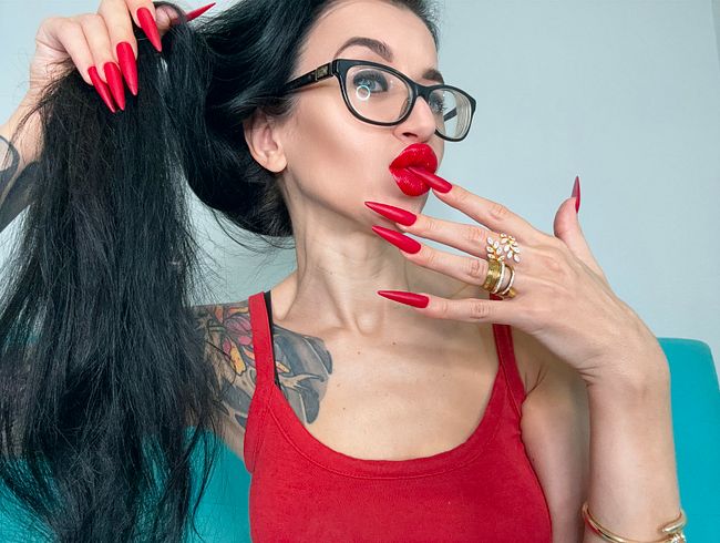 Download: juliadomaina - ROTE matte Farbe. Lange Nägel, Krallen, lange, flexible Finger, breite Handflächen, kratzende Haut, roter Lippenstift