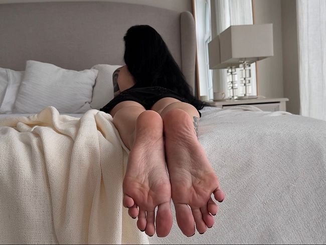 Download: juliadomaina - Meine hübschen Fußsohlen in dieser Position auf dem Bett, Sohlenknirschen und Zehenwackeln
