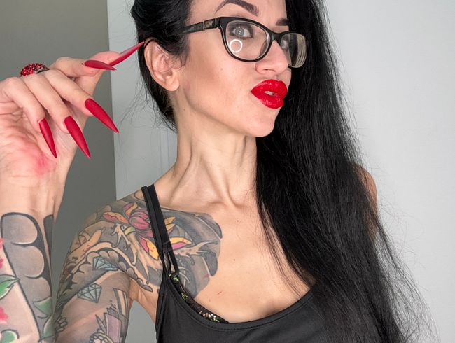 Download: juliadomaina - Fingerschnippen, lange Finger mit ROTER matter Farbe. Lange Nägel, Handflächen und Finger lutschen