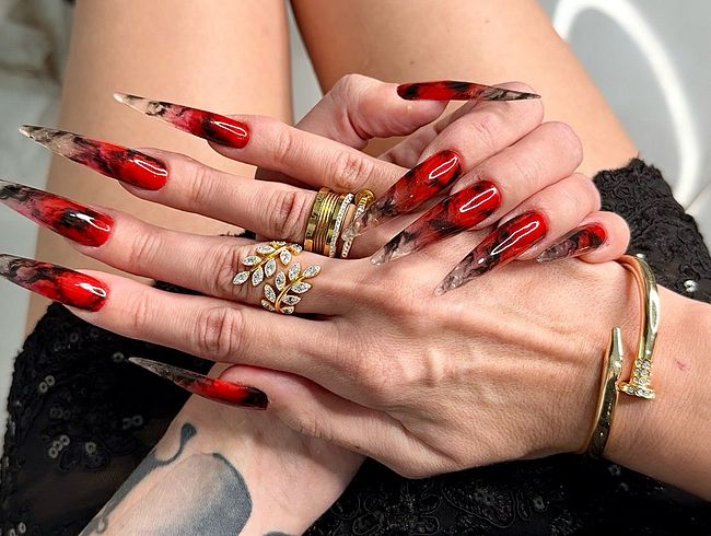 Download: juliadomaina - Neue heiße Farbe: Lange Nägel, Krallen, lange, flexible Finger, breite Handflächen, Hautkratzen, roter Lippenstift