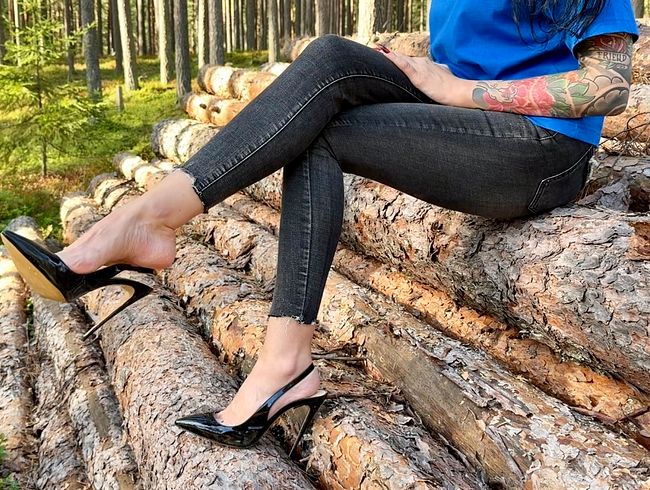 Download: juliadomaina - Schwarze klassische Stiletto High Heels ohne Ferse, 12 cm Absätze im Wald, tief im Sand