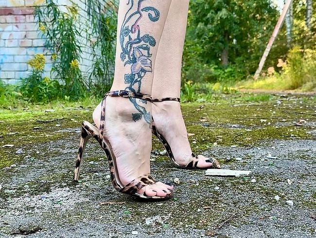 Download: juliadomaina - NEUE High Heels Stiletto Leopardensandalen auf der Straße, in der Nähe eines alten zerstörten Hauses