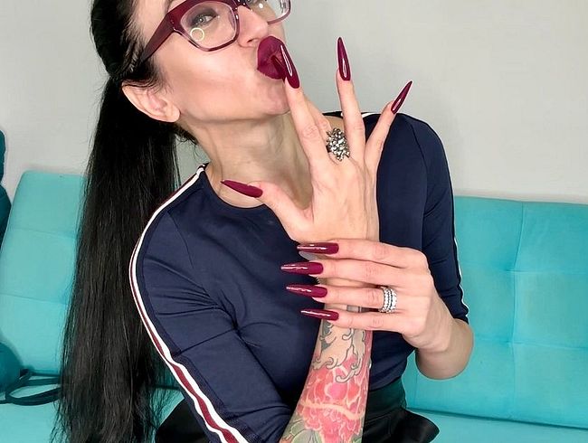 Download: juliadomaina - Dunkelviolette lange Nägel, Krallen, lange flexible Finger und dunkler Lippenstift