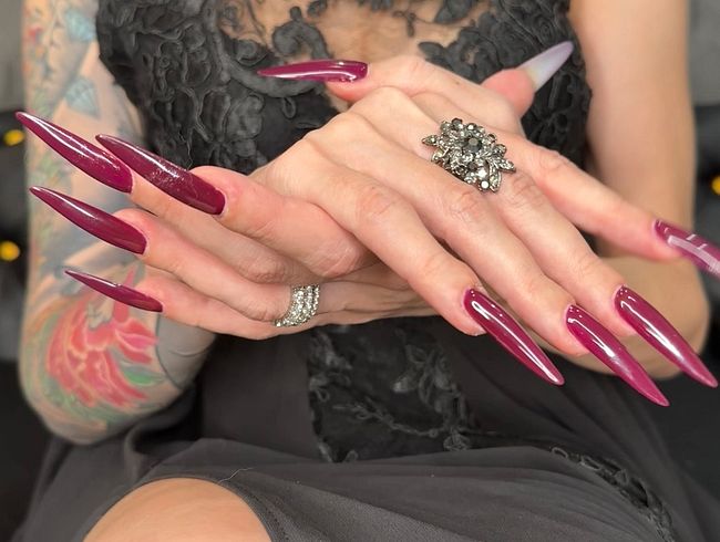 Download: juliadomaina - Dunkelviolette lange Nägel, Krallen, lange flexible Finger und Abendkleid aus Spitze an mir