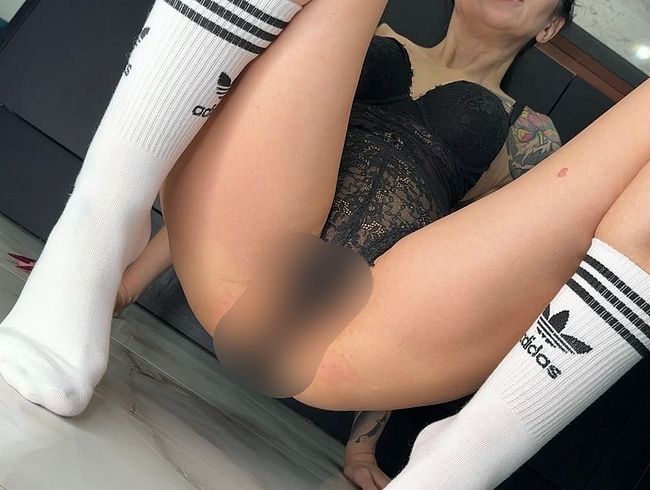 Download: juliadomaina - Meine langen weißen Socken und meine Löcher