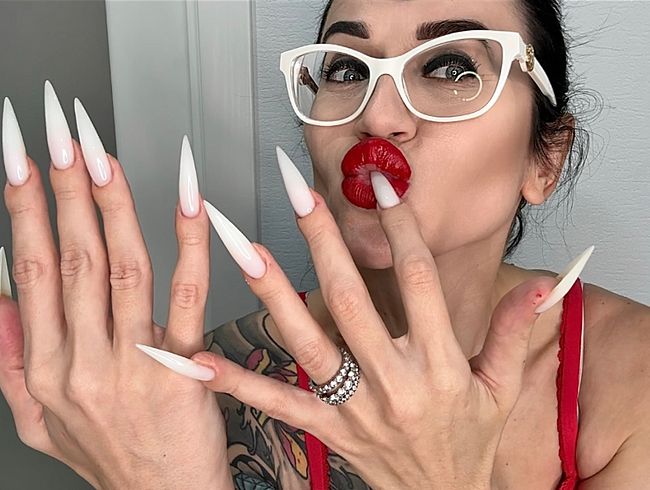 Download: juliadomaina - HEISSE WEISSE lange Nägel, scharfe Krallen und versaute HANDJOBS mit Spucke