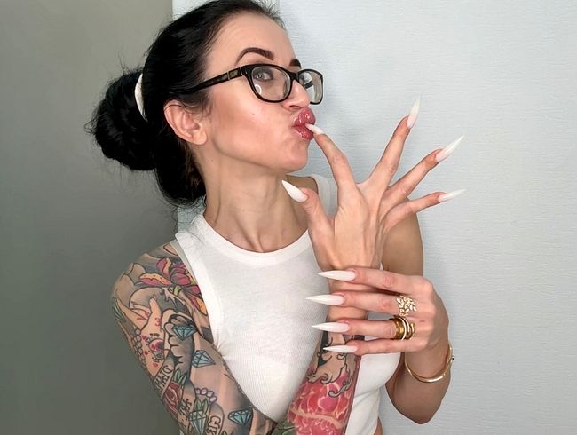 Download: juliadomaina - Fingerschnippen und Saugen, lange, feuerweiße Nägel, scharfe Krallen