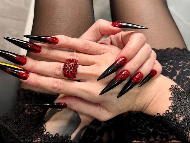 Download: juliadomaina - Heiße schwarze lange Nägel, scharfe Krallen, lange Finger und Hände, die verehrt werden