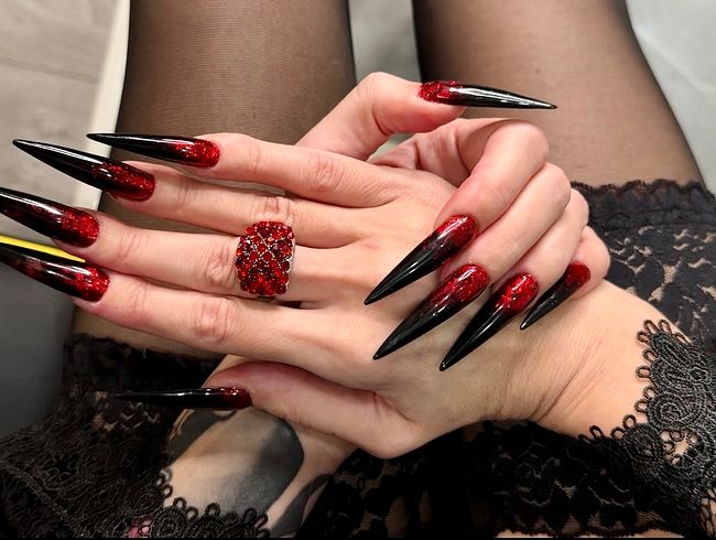 Download: juliadomaina - Heiße schwarze lange Nägel, scharfe Krallen, lange Finger und Hände, die verehrt werden