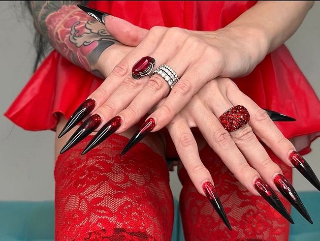 Download: juliadomaina - Heiße schwarze, lange Fingernägel, scharfe Krallen, rote Dessous und Strümpfe, die ich mit meinen Nägeln zerreiße.