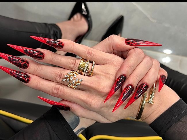 Download: juliadomaina - Rote Farbe, lange Nägel, spitze Stilettos, Handflächen, lange Finger und Hände werden verehrt