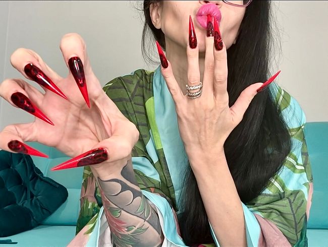 Download: juliadomaina - Rote Farbe, lange Nägel, spitze Stilettos, Handflächen, Handverehrung, Dessous und Seidenrobe