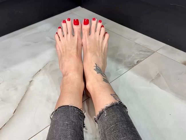 Download: juliadomaina - Lange, gespreizte Zehen, Nahaufnahmen gespreizter Zehen, nackte Füße mit rotem Nagellack