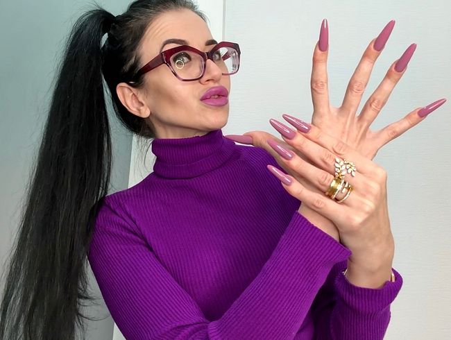 Download: juliadomaina - Meine Lieblingsfarben: Lange Nägel, Dessous und Pullover an mir