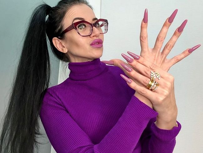 Download: juliadomaina - Meine Lieblingsfarben: Lange Nägel, Dessous und Pullover an mir