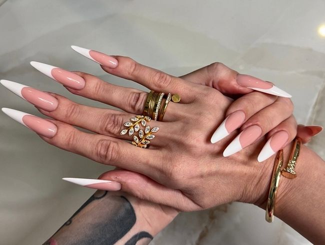 Download: juliadomaina - Französische Maniküre, lange Nägel und lange Finger