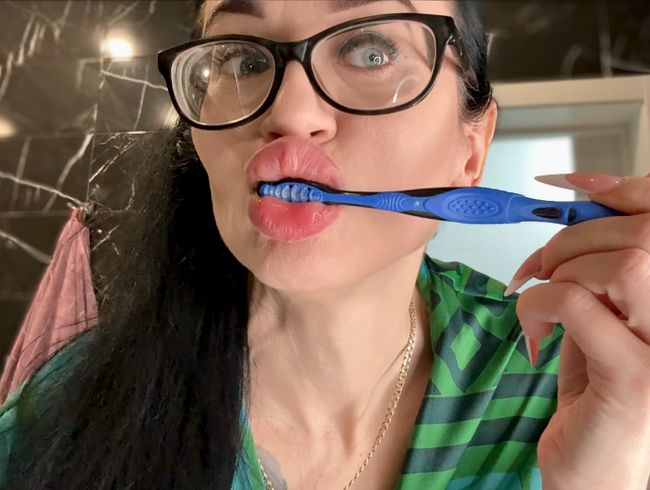 Download: juliadomaina - Ich putze mir die Zähne, trage Seidenmorgenmantel und BH, glamouröse MILF mit Brille und großen Brüsten