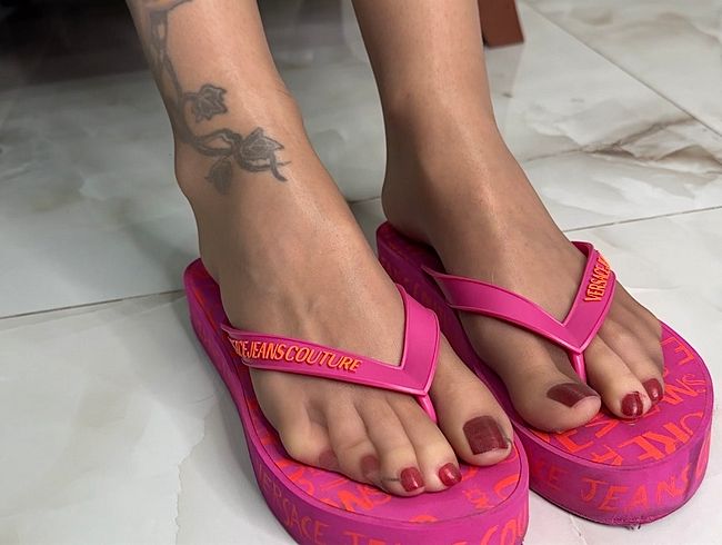 Download: juliadomaina - Ich trage meine Lieblings-Flip-Flops in Pink und hautfarbene Strumpfhosen.