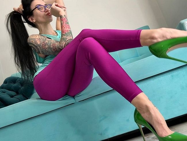 Download: juliadomaina - Leggings, Yogahosen an mir, dazu grüne High Heels mit 12 cm Absatz, die meine Figur necken.