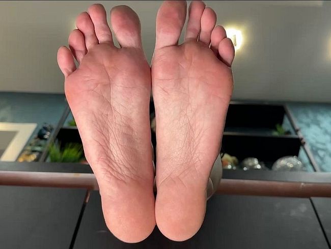 Download: juliadomaina - Meine hübschen Füße mit langen Zehen, schwarz lackierten Zehennägeln.