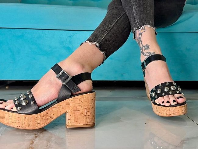 Download: juliadomaina - Meine Keilsandalen und schwarzer Zehennagellack auf langen Zehen