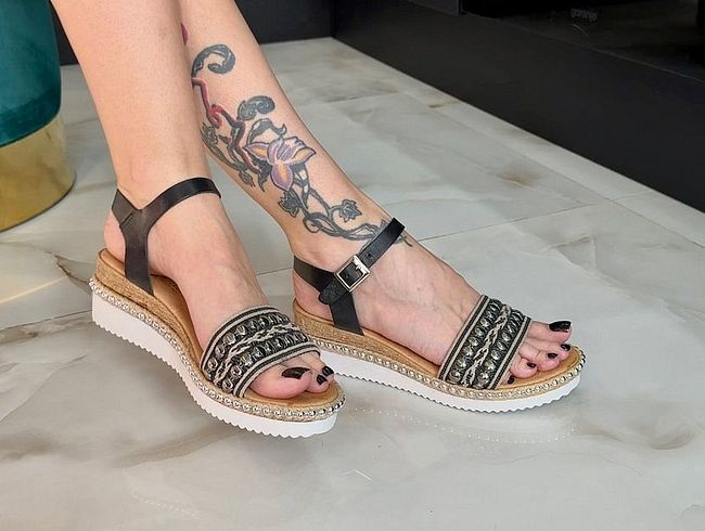 Download: juliadomaina - Sandalen und schwarzer Zehennagellack an langen Zehen