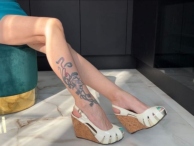 Download: juliadomaina - Meine Keilschuhe und der grüne Zehennagellack an meinen langen Zehen, kurzer Lederminirock