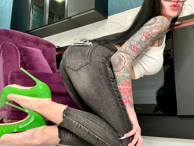 Download: juliadomaina - Ich trage enge schwarze Skinny-Jeans, die meine Hüften betonen, und grüne Stiletto-High Heels mit 12 cm Absatz.