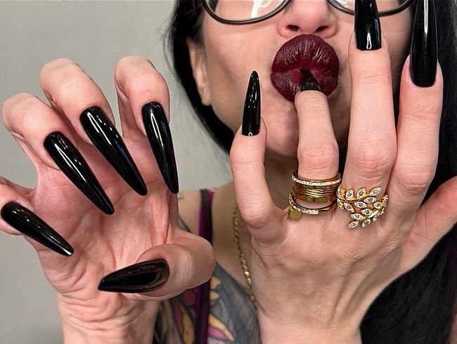 Download: juliadomaina - Schwarze, lange Nägel, scharfe Krallen, lange Finger und Hände, die verehrt werden