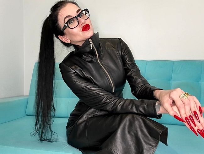 Download: juliadomaina - Ich trage rote, lange Nägel, Krallen und einen engen, langen Ledermantel.